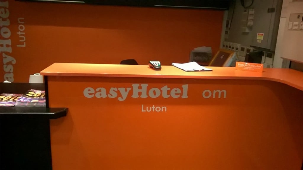 easyhotel-reception-1024x576 英国 EasyHotel 真是极品廉价酒店 出差与游玩 杂乱 见闻 