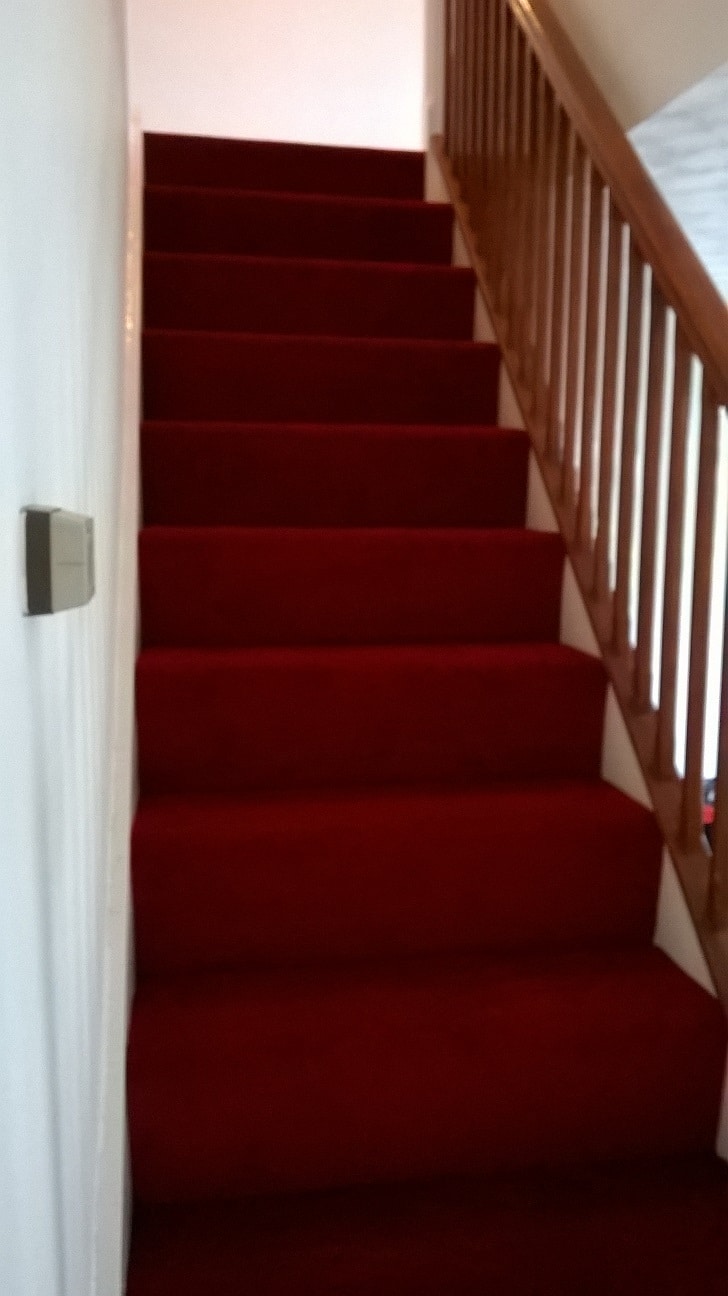 red-carpet-stairs 在英国请专门装修公司铺地板 房子 生活 资讯 