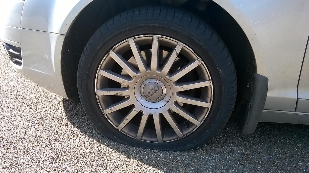 tyre-flat 在英国第一次爆胎的经历及处理 折腾 汽车 