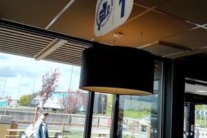 麦当劳店里送餐服务