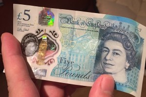 英国政府发行塑料的5英镑纸币