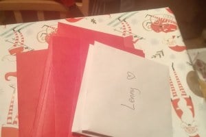 在英国圣诞节给孩子的老师同学们送卡片和饼干