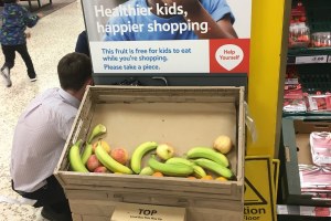 英国 Tesco 超市推出免费水果供孩子吃
