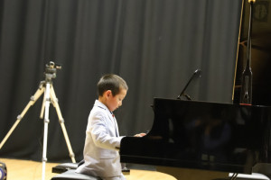 兄弟俩在音乐会上钢琴合奏 Leap Frog (跳跃的青蛙)