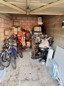 clean-garage-225x300 媳妇收拾干净的车库，通往车库只能通过前面一个卷帘门 