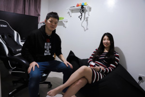 2022-12-31-23.38.23-300x200 和媳妇在我的房间里合影 