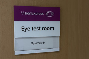 带孩子每年做视力检查