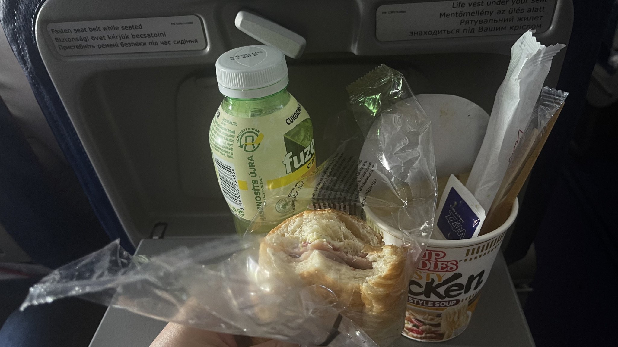 paid-food-drink-on-wizz-air-cheap-flight-scaled 卢顿(Luton)是EasyJet易捷廉价航空的总部 游记 生活 资讯