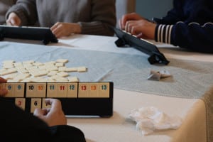 rummikub-table-game-chinese-new-year-of-snake-300x200 2025年中国新年（蛇年）到朋友家，一起玩Rummikub。这个桌游几乎是每家必备一个。 