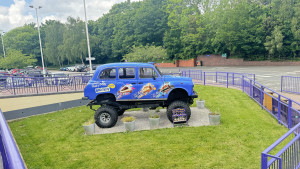 birmingham-cadbury-world-2024-05-25-11.43.47-300x169 伯明翰Cadbury巧克力工厂门口的一辆汽车模型 