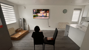 lg-oled-tv-evo-2024-11-14-11.43.04-300x169 刚装上，弟弟就迫不待享受起来。 