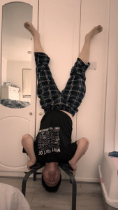 stand-upside-down-2025-01-04-22.44.53-169x300 新年开始每天打卡1分钟倒立 