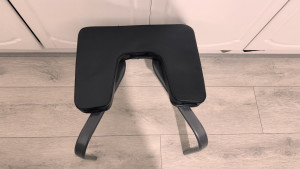 stand-upside-down-chair-2025-01-04-22.46.06-300x169 倒立的椅子/固定脑袋脖子，两手要扶稳了 