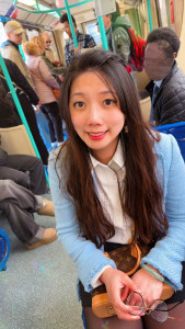 wife-london-train2025-04-22-03.42.36-169x300 火车上，这一站并不是很多人 