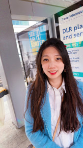 wife-london2025-04-21-20.29.18-169x300 媳妇 