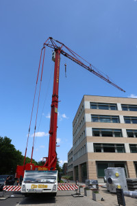 LP5A1684-200x300 今天建筑这边有修建工作，所以得绕路走。 