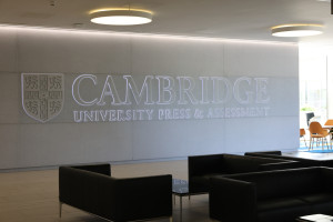 cambridge-university-press-LP5A1687-300x200 活动也有在室内的，不过也没啥活动，我们往回走的时候看到了一些人在室内大厅里聊天。 