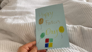 fathersday-post-card-2025-06-15-08.44.56-300x169 在床上收到的礼物还是有点小惊喜。 