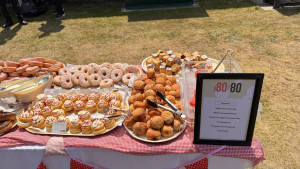 microsoft-research-cambridge-summer-party-2025-06-14-12.00.36-300x169 老外最喜欢的甜食/甜甜圈 
