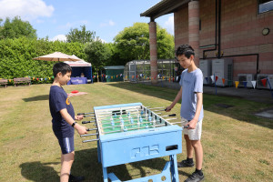 microsoft-research-cambridge-summer-party-LP5A1611-300x200 娃很喜欢玩这个桌面足球，我在AWS亚马逊的时候公司厨房有一个，每天都有很多同事在玩，还有积分淘汰赛。 