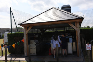 microsoft-research-cambridge-summer-party-free-bar-LP5A1614-300x200 免费点喝的，有个牌子上写着： Free Bar 10:00 to 14:00 没有热饮/咖啡 