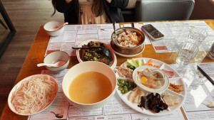 2025-07-19-12.12.48-300x169 开吃了，先把配料放在过桥米线的汤里（有点烫） 