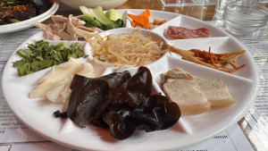 2025-07-19-12.13.27-300x169 过桥米线的配料，店员说当天早上的食材 很新鲜。 