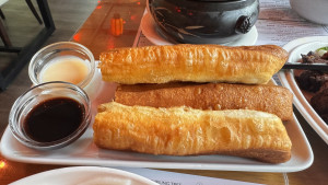 2025-07-19-12.14.39-300x169 You Tiao 油条/三根就要6.5英镑 Chinese puffed dough sticks served with chocolate and sweet dairy dip. 中式膨化油条配巧克力和甜味乳品酱。 