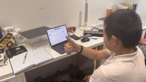 ryan-leetcoding-programmer-2025-07-21-16.44.43-300x169 带着娃每天刷力扣，有时候他会在iPad上刷。 