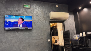 2025-08-11-07.08.21-300x169 酒店的厨房，很小。 