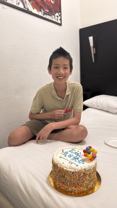 2025-08-11-19.27.42-1-169x300 每年大娃生日，我们都会在旅途上，这次给娃过了13岁生日，也是在旅途上，去年去Bristol看热气球，前年去赛尔维亚，还有一次去威尔士。 