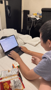 2025-08-11-19.47.57-169x300 条件有点艰苦，只能在床上将就了。 