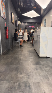 2025-08-13-09.37.04-169x300 楼下的餐厅，早餐，大概四五桌，大概可以同时11-12人左右用早餐。 