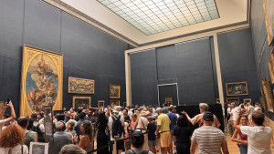 Paris-Louvre-Mona-Lisa-2025-08-14-11.04.29-300x169 游客排队拍蒙娜丽莎的微笑 