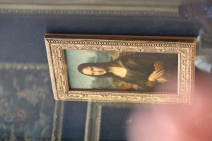 Paris-Louvre-Mona-Lisa-2025-08-16-11.55.34-300x200 侧面趁机拍了一张，保安不让待，让赶紧走。 