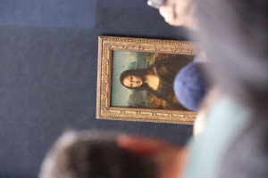 Paris-Louvre-Mona-Lisa-2025-08-16-11.55.39-300x200 佳能中长焦镜头70-200mm F2.8拉近拍蒙娜丽莎画像 