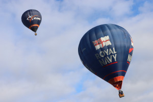 bristol-ballon-fiesta-IMG_8148-300x200 布里斯托Bristol热气球狂欢节：天空中的热气球，不同的赞助，不同的颜色。 