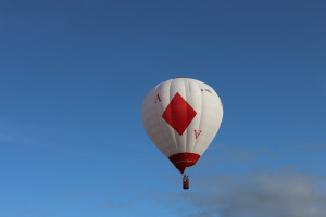 bristol-ballon-fiesta-IMG_8180-300x200 布里斯托Bristol热气球狂欢节：天空中的热气球，不同的赞助，不同的颜色。 