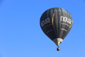bristol-ballon-fiesta-IMG_8181-300x200 布里斯托Bristol热气球狂欢节：天空中的热气球，不同的赞助，不同的颜色。 