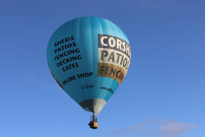 bristol-ballon-fiesta-IMG_8182-300x200 布里斯托Bristol热气球狂欢节：天空中的热气球，不同的赞助，不同的颜色。 