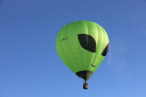 bristol-ballon-fiesta-IMG_8185-300x200 布里斯托Bristol热气球狂欢节：天空中的热气球，不同的赞助，不同的颜色。 