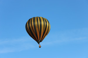 bristol-ballon-fiesta-IMG_8188-300x200 布里斯托Bristol热气球狂欢节：天空中的热气球，不同的赞助，不同的颜色。 