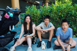 paris-disneyland-2025-08-18-21.58.04-300x200 等着排队，三人已经累趴了，坐在地上休息 