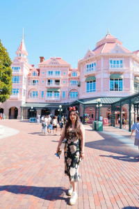paris-disneyland-2025-08-18-23.33.36-200x300 天气太热了 35度 好闷，好晒，媳妇都烦躁了。 