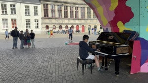 Belgium-Ghent-Kid-Plays-Moonlight-piano-2025-08-23-13.36.12-300x169 弟弟在比利时根特市中心演奏贝多芬的月光 