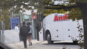 perse-school-bus-andrew-2025-09-26-07.31.58-300x169 每天早上送娃去坐校车/私校/Perse 