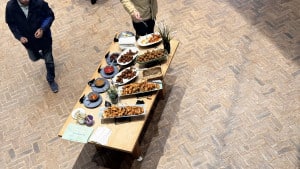perse-school-cambridge-parental-evening-meeting-2025-09-10-19.21.15-300x169 吃得很不错，私校的钱就是比公校多，公校才不会提供吃的，更不会提供这么像样的点心。 