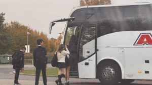 school-bus-2025-10-10-07.32.48-300x169 每天早上送娃去坐校车/私校/Perse 