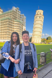 italy-pisa-tower-trip-2025-10-28-20.21.53-201x300 和媳妇在斜塔前留影，另一个建筑在装修。 