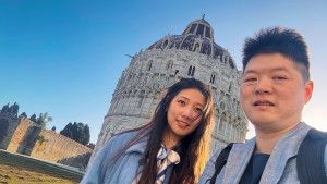 italy-pisa-tower-trip-2025-10-28-21.41.48-300x169 这个广场边上还有些教堂建筑 